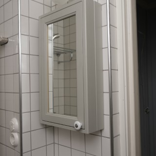 spegleskåp av furu i allmogestil med grå linojefärg